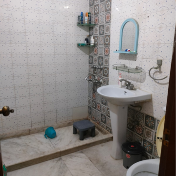 Bathroom in 2 BHK Apartment at Dlf Phase ii – for Rent