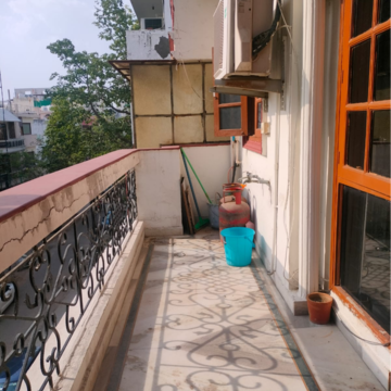 Balcony in 2 BHK Apartment at Dlf Phase ii – for Rent