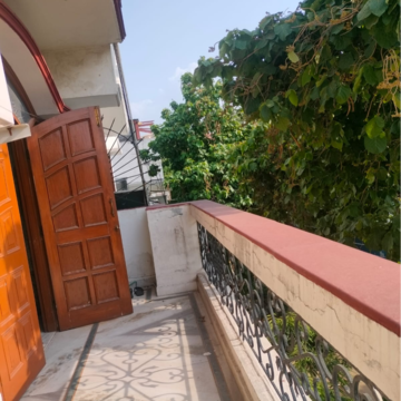 Balcony in 2 BHK Apartment at Dlf Phase ii – for Rent