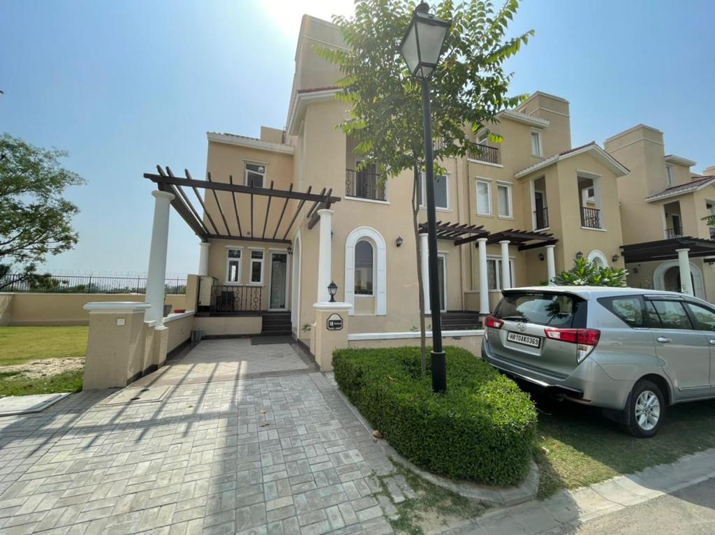 4 BHK + Servant Room,Study Room,Extra Room 5605 Sq.Ft. Villa in Emaar Marbella