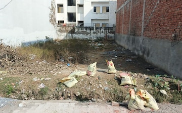 Plot For Sale in Laxmi Nagar