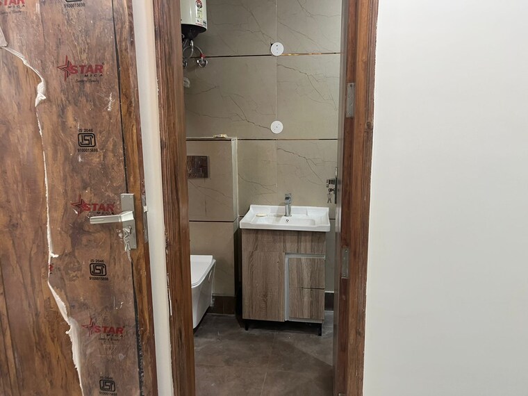 Bathroom, shiv nagar 2.5 Bedroom 900 Sq.Ft. Builder Floor In Shiv Nagar Delhi 8802439