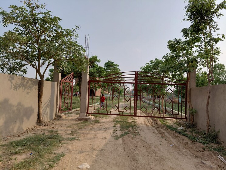 Garden, sector 17 yamuna expressway  100 Sq.Yd. Plot In Sector 17 Yamuna Expressway Greater Noida 8802543