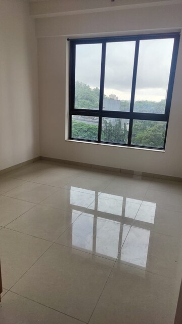 Room in 2 BHK Apartment at Shapoorji Pallonji Vicinia, Powai – for Sale