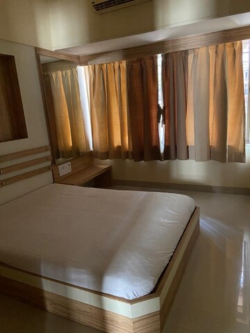 Room in 3 BHK Apartment at Vile Parle East – for Rent