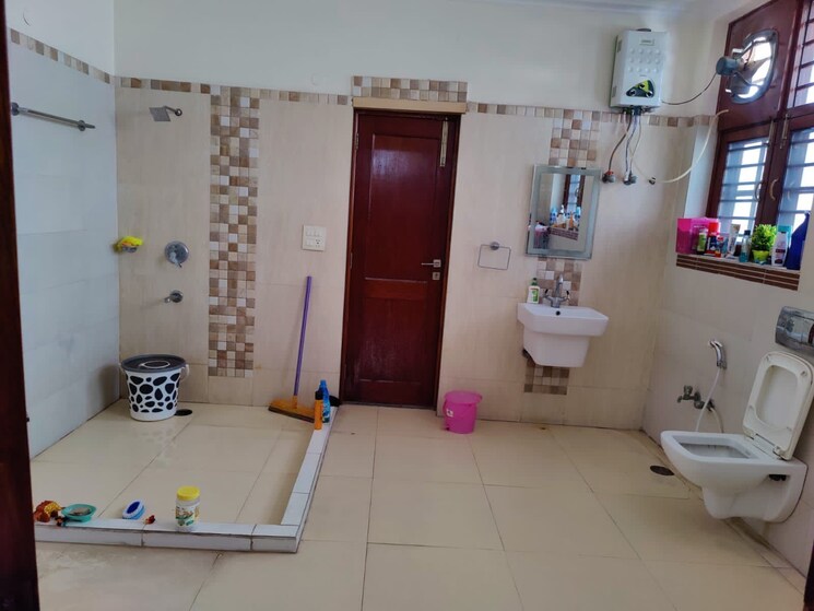 Bathroom, sector 21d 3 Bedroom 270 Sq.Yd. Builder Floor In Sector 21d Faridabad 8802830