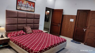 Bedroom in 3 BHK Builder Floor at Sector 21d – for Rent