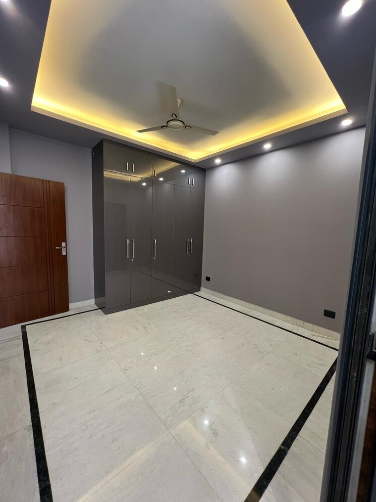 Room, sector 46 3 Bedroom 250 Sq.Yd. Builder Floor In Sector 46 Faridabad 8803037