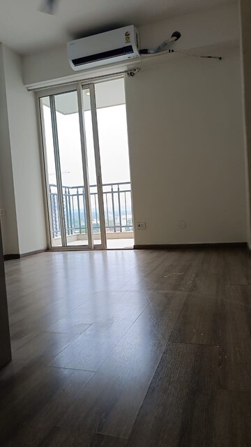 Room in 2.5 BHK Apartment at Godrej 101, Sector 79 – for Rent