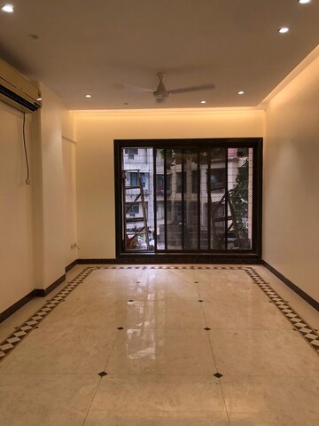 Room in 3 BHK Apartment at Riddhi Garden, Malad East – for Rent