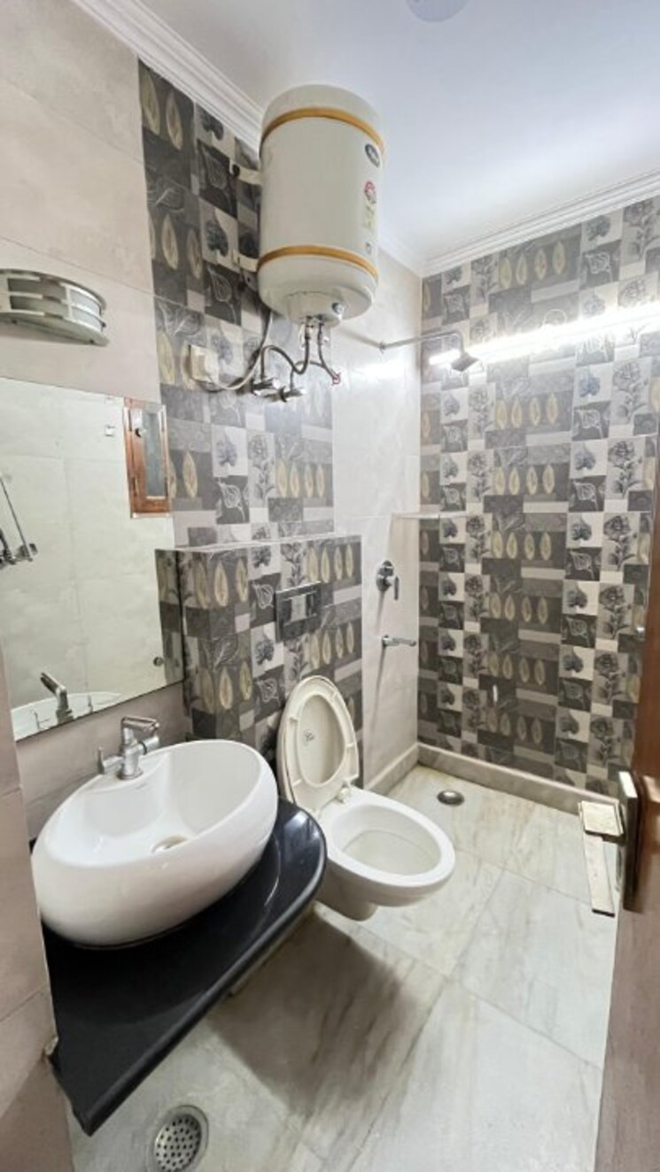 Bathroom, dlf-hamilton-court 3 Bedroom 263 Sq.Yd. Builder Floor In Sector 27 Gurgaon 8803694