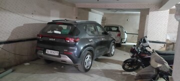 Parking in 4 BHK Builder Floor at Laxmi Nagar – for Sale