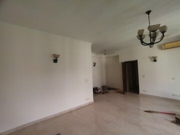 Room in 3 BHK Builder Floor at Panchsheel Enclave – for Rent