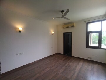 Room in 3 BHK Builder Floor at Panchsheel Enclave – for Rent