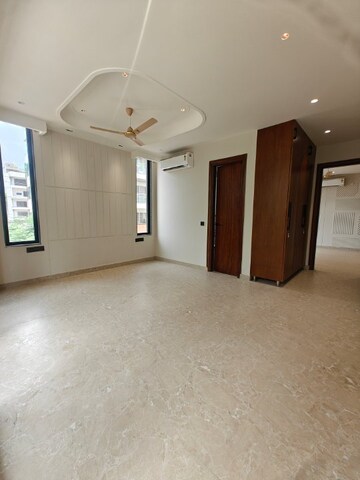 Room in 4 BHK Builder Floor at Maple Heights, Sector 43 – for Rent