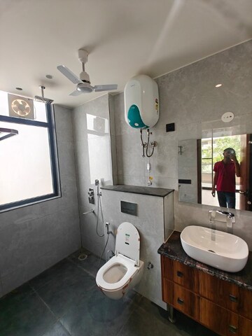 Bathroom in 4 BHK Builder Floor at Maple Heights, Sector 43 – for Rent
