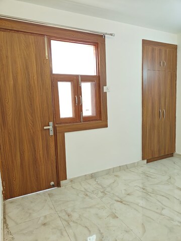 Room in 2 BHK Builder Floor at Paryavaran Complex – for Rent