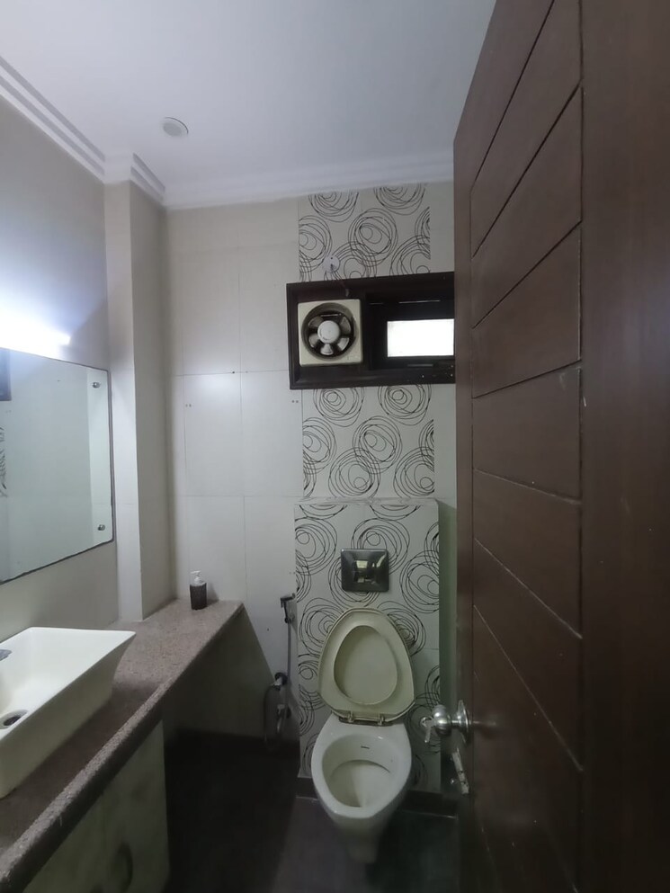 Bathroom, east patel nagar 3 Bedroom 1574 Sq.Ft. Apartment In East Patel Nagar Delhi 8803963