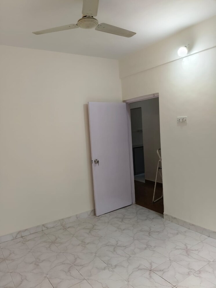 Room, goregaon west 1 RK 305 Sq.Ft. Apartment In Goregaon West Mumbai 8803985