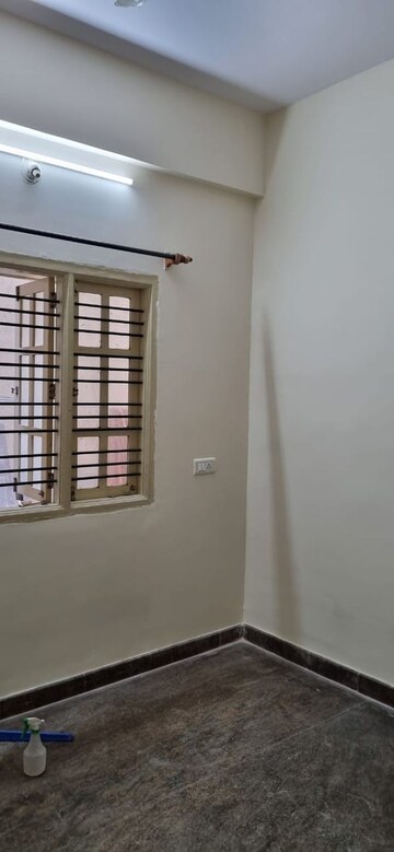 Room in 2 BHK Builder Floor at Thanisandra Main Road – for Rent