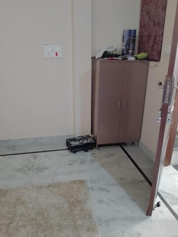 Room in 1 BHK Builder Floor at Sector 54 – for Rent