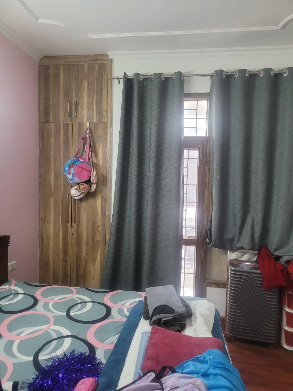 3 BHK + Servant Room 2100 Sq.Ft. Builder Floor in Unitech Singleton Floors South City