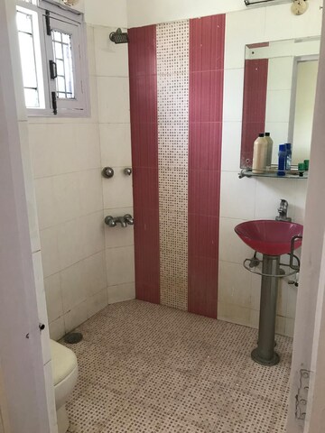 Bathroom in 3 BHK Builder Floor at Unitech Rodeo Drive, South City 2 – for Rent