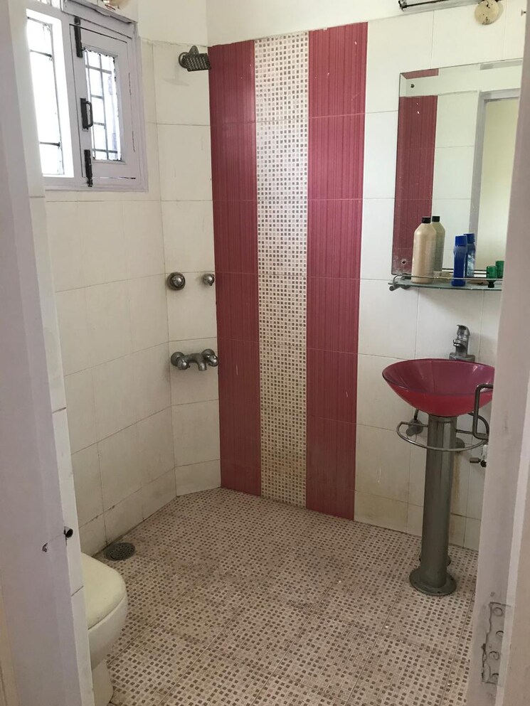 Bathroom, unitech-rodeo-drive 3 Bedroom 1750 Sq.Ft. Builder Floor In South City 2 Gurgaon 8804105