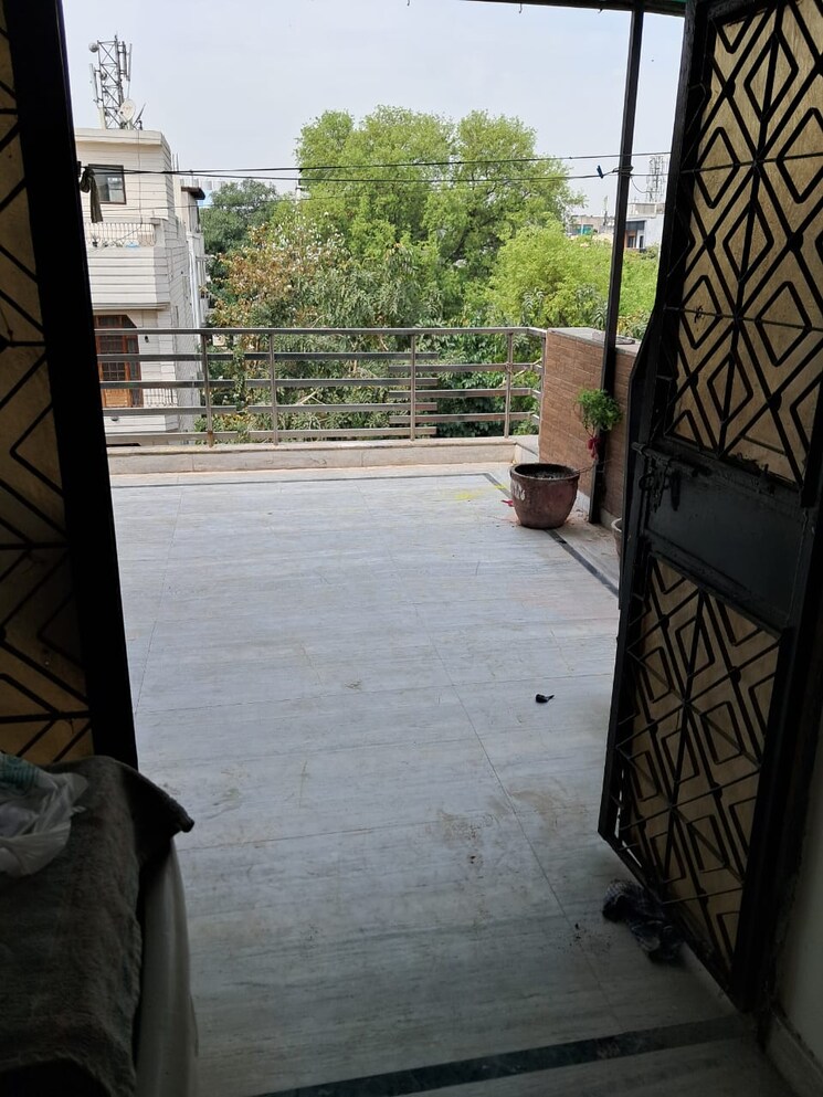 Balcony, east of kailash 2 Bedroom 150 Sq.Yd. Builder Floor In East Of Kailash Delhi 8804110