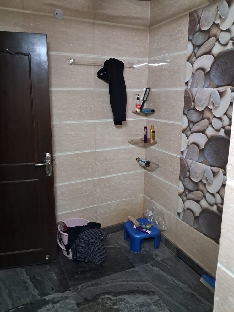 Bathroom, east of kailash 2 Bedroom 150 Sq.Yd. Builder Floor In East Of Kailash Delhi 8804110