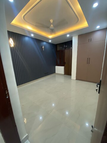 Room in 4 BHK Builder Floor at Unitech South City II, Sector 50 – for Rent