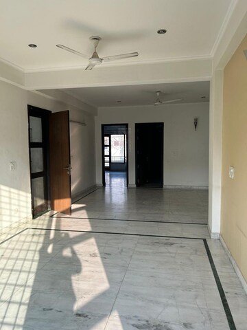 Building Lobby in 4 BHK Builder Floor at Unitech South City II, Sector 50 – for Rent