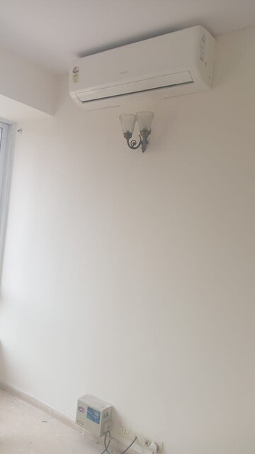 Room in 3 BHK Apartment at Unitech Escape, Sector 50 – for Rent