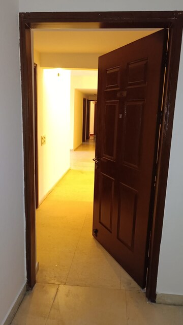 Room in 3 BHK Apartment at Unitech Escape, Sector 50 – for Rent