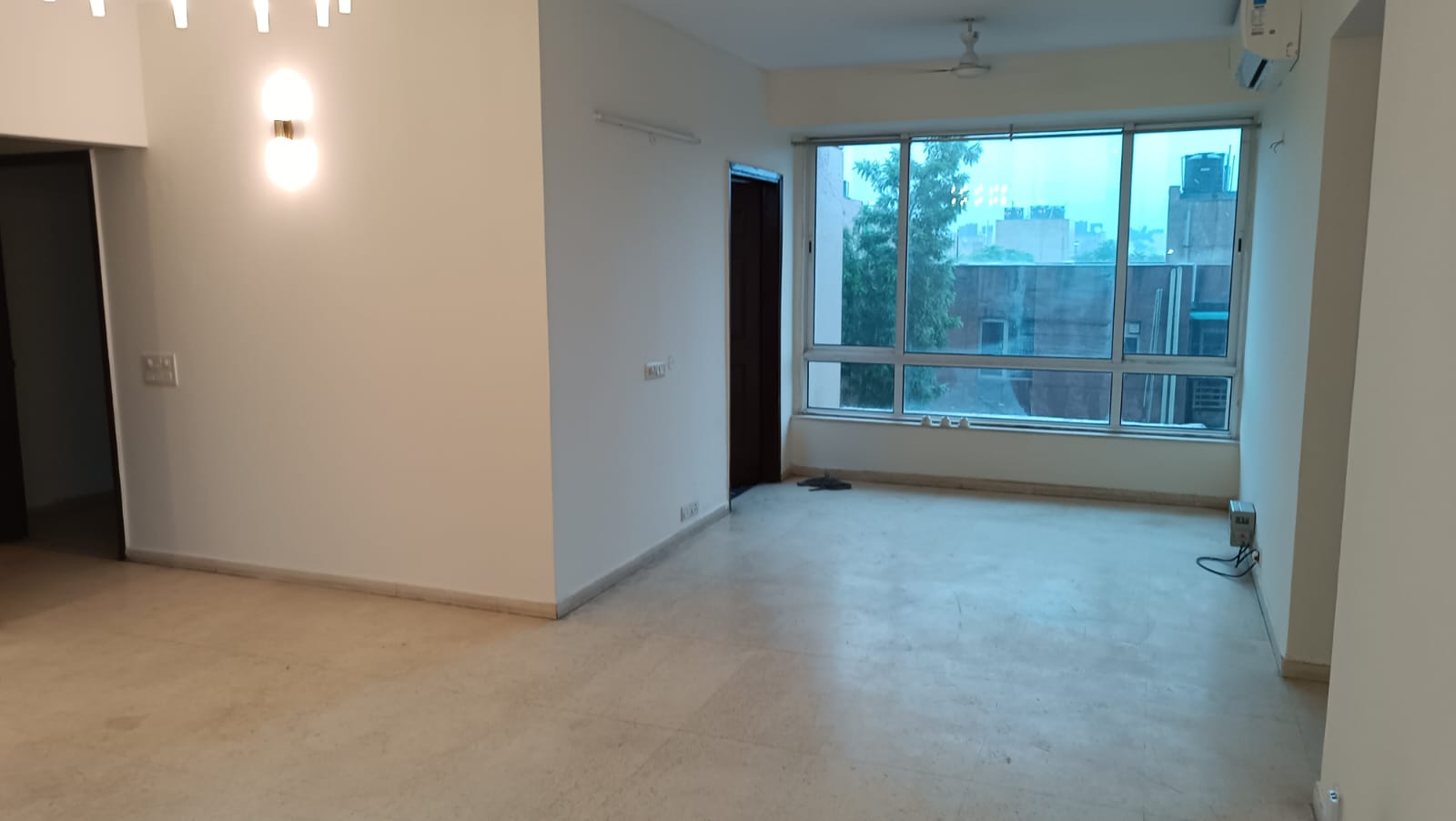 3 BHK + Servant Room Apartment For Rent in Unitech Escape
