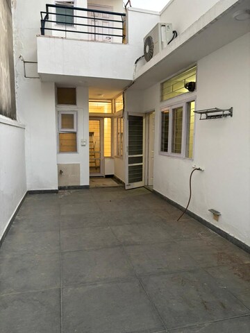 Room in 4 BHK Villa at Unitech Deerwood Chase, Nirvana Country – for Rent