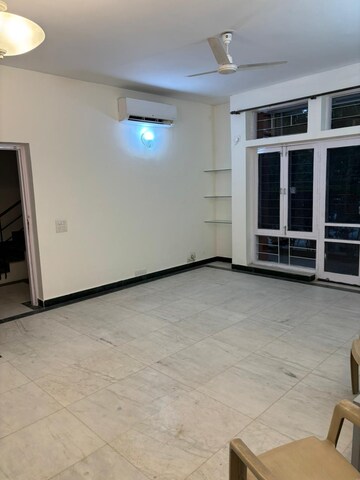 Room in 4 BHK Villa at Unitech Deerwood Chase, Nirvana Country – for Rent