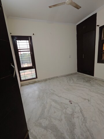 Room in 1 BHK Apartment at RWA Residential Society, Sector 40 – for Rent