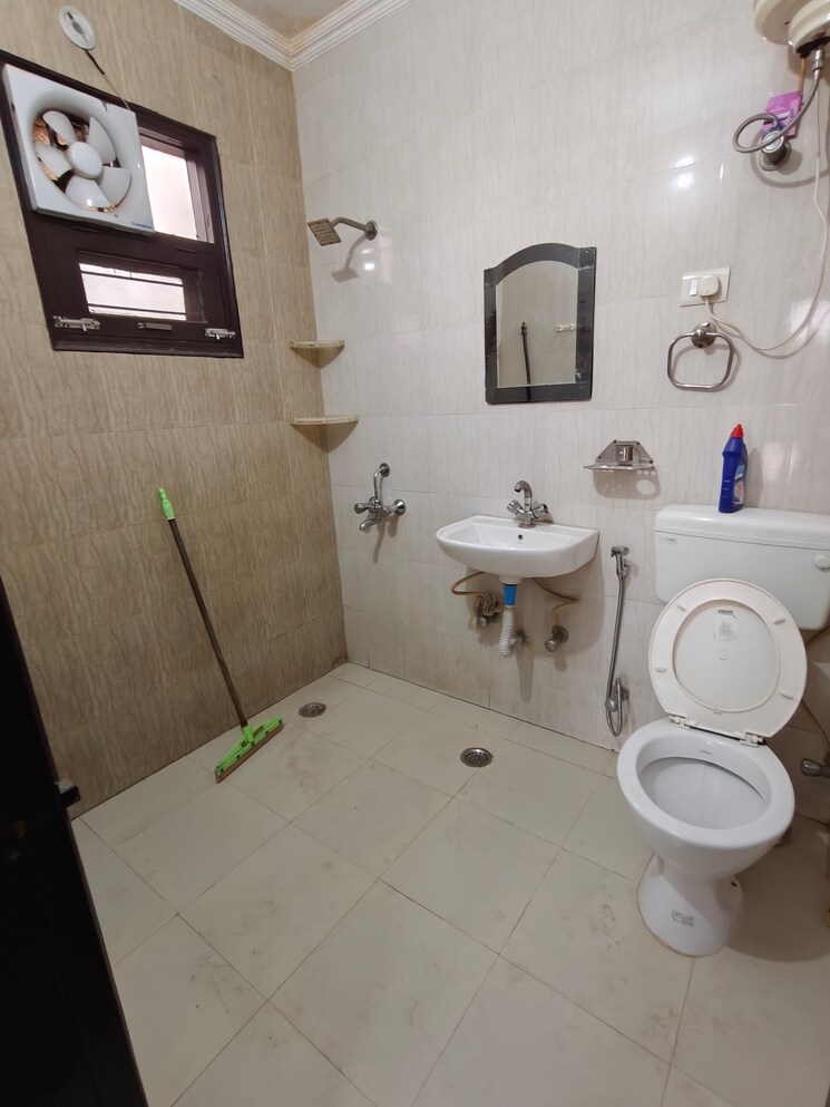 Bathroom, rwa-residential-society 1 Bedroom 900 Sq.Ft. Apartment In Sector 40 Gurgaon 8804142