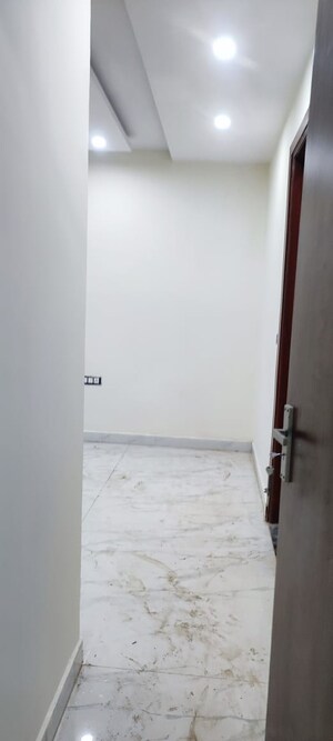 Room in 3 BHK Builder Floor at BPTP Parkland, Sector 75 – for Sale