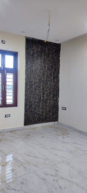 Room in 3 BHK Builder Floor at BPTP Parkland, Sector 75 – for Sale