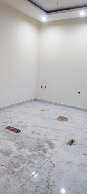 Room in 3 BHK Builder Floor at BPTP Parkland, Sector 75 – for Sale