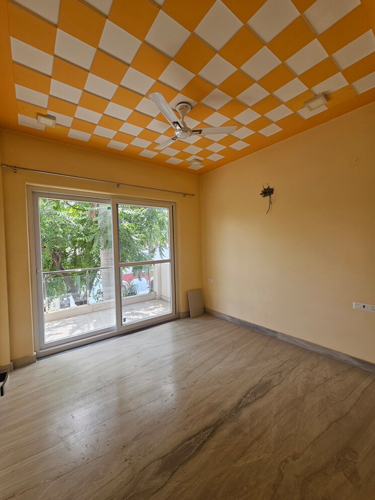 Room, sector 4 2.5 Bedroom 250 Sq.Yd. Builder Floor In Sector 4 Gurgaon 8804200