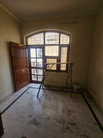Room in 1.5 BHK Builder Floor at Sector 9 – for Rent