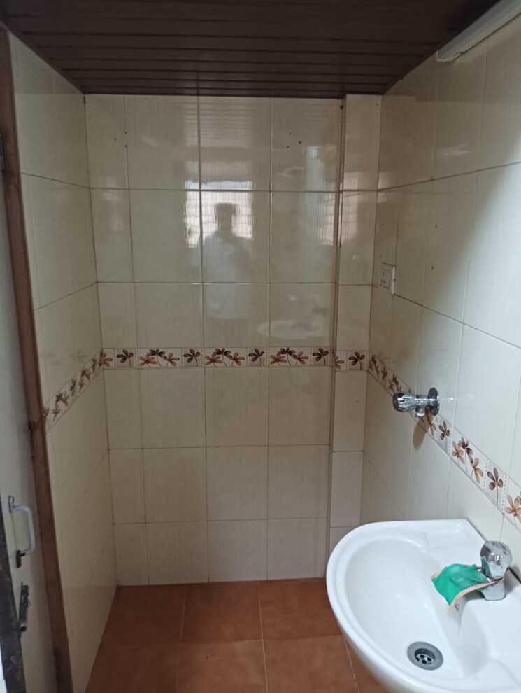 Bathroom, smruti-chs-vile-parle-east 2 Bedroom 640 Sq.Ft. Apartment In Vile Parle East Mumbai 8804322