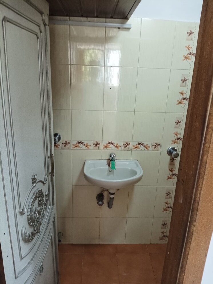 Bathroom, smruti-chs-vile-parle-east 2 Bedroom 640 Sq.Ft. Apartment In Vile Parle East Mumbai 8804322