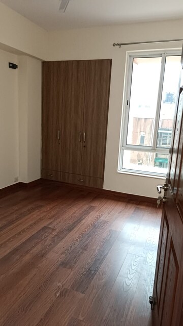 Room in 3 BHK Builder Floor at Unitech Espace Nirvana Country, Sector 50 – for Rent