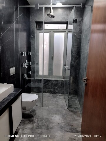 Bathroom in 4 BHK Apartment at Kalpataru Horizon, Worli – for Sale