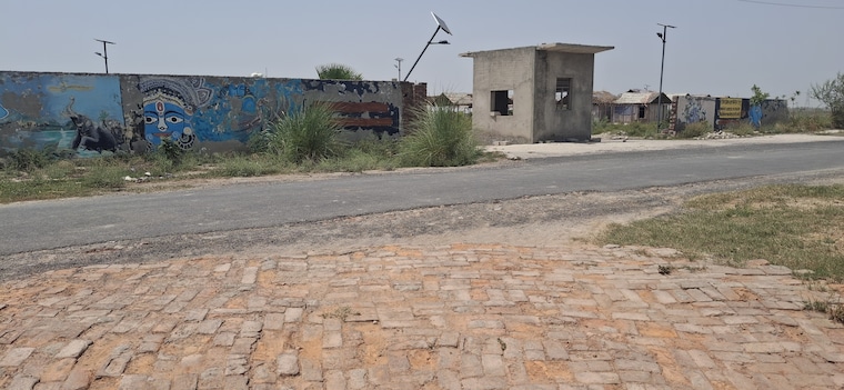 undefined, jewar  90 Sq.Yd. Plot In Jewar Greater Noida 8804444