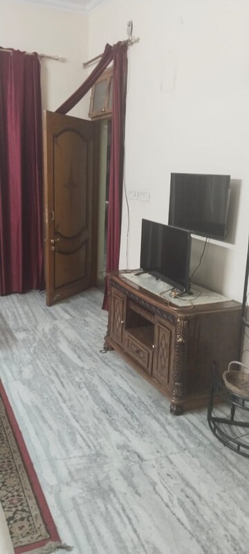 Living Room in 2 BHK Builder Floor at Vijay Tower Gomti Nagar, Gomti Nagar – for Rent